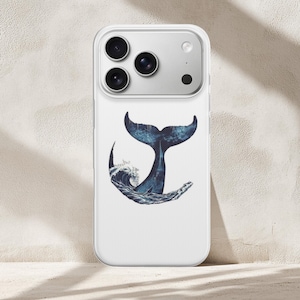 Può includere: Custodia per telefono bianca con un design a coda di balena blu e un'onda. La coda di balena e l'onda sono in tonalità di blu, in contrasto con lo sfondo bianco. La custodia ha una finitura lucida.