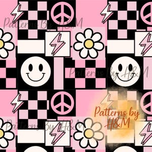 Op de afbeelding: Een herhalend patroon met een dambordontwerp, vredestekens, smiley gezichten, bliksemschichten en madeliefjes. Het kleurenschema omvat roze, zwart, wit en geel. De tekst "Patterns By H&M" is zichtbaar.