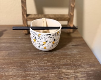 Peanuts Culturefly Snoopy och Woodstock 2025 18 oz Ramen skål med sked.