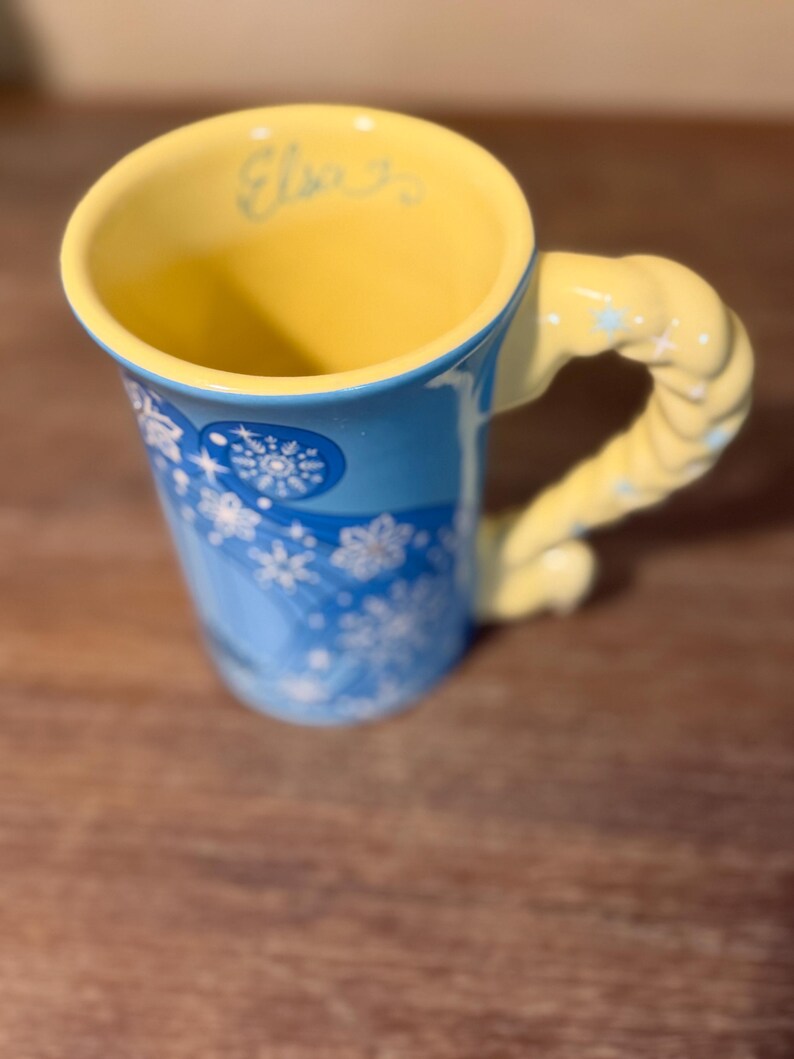 Może przedstawiać: Zestaw trzech ceramicznych kubk&oacute;w z nakrapianym, matowym wykończeniem. Kubki są w odcieniach kremowym, jasnoszarym i ciemnoszarym. Każdy kubek ma prosty, minimalistyczny design i zaokrąglony uchwyt. Do kawy lub herbaty.