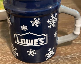 Kubek do kawy Lowe’s 2025 w kolorze niebieskim z motywem płatka śniegu