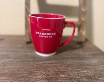 Kubek Starbucks 2007 Red Abbey o pojemności 18 uncji. Założony w 1971 r. Starbucks Coffee Co.