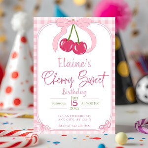 Peut inclure: Une invitation d'anniversaire rose et blanche sur le thème des cerises. La carte présente le texte "Elaine's Cherry Sweet Birthday" et les détails de l'événement. Le design comprend un motif vichy rose et un nœud.