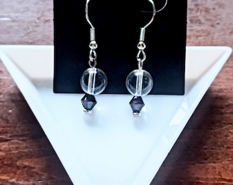 Pendientes colgantes de cuentas transparentes, pendientes colgantes minimalistas, joyería sencilla en negro y transparente, pendientes ligeros hechos a mano.
