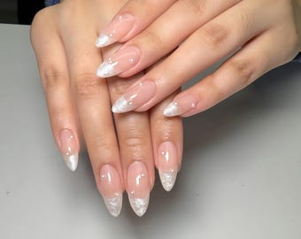 Diseño de uñas postizas elegantes y lujosas con punta francesa en blanco perlado
