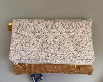 Cartera de mano blanca y beige, bolso pequeño, bolso de mano con cremallera, bolso de noche minimalista, regalo hecho a mano para ella, cartera de tela con correa para la muñeca.