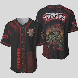 Puede incluir: Camiseta de béisbol negra con Rafael de las Tortugas Ninja. La camiseta tiene detalles en rojo, el nombre "Rafael" en la parte delantera y un gráfico de Rafael en la espalda. La camiseta también tiene el logo de las Tortugas Ninja.
