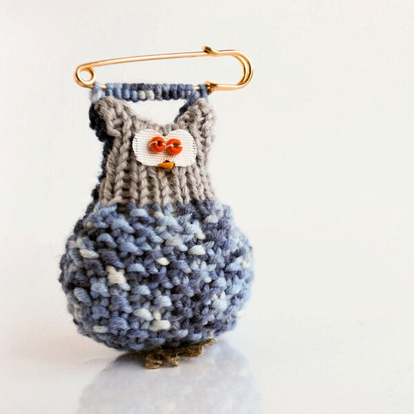Brooch owl light blue knitted animal