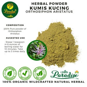 Op de afbeelding: Een hoop groen kruidenpoeder met de tekst "HERBAL POWDER KUMIS KUCING ORTHOSIPHON ARISTATUS". De afbeelding bevat een groene cirkel met een paarse bloem en de tekst "Paradise". De tekst vermeldt ook "100% Organic Wildcrafted Natural Herbal".