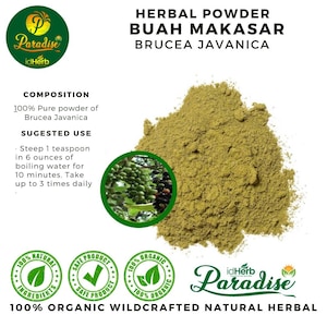 以下が含まれることがあります： 白い背景に、緑色のハーブパウダー、Buah Makasarの山。この画像には、製品が100％オーガニックで野生であると示すテキストが含まれています。円形のインセットには、緑色のベリーが表示されています。