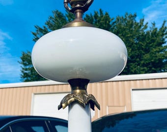 Lámpara de mesa vintage de latón estilo Hollywood Regency con cuerpo de cristal opalino victoriano.