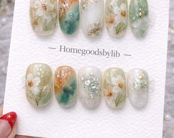 Geperste bloempers op nagels, groene bloemennagels, natuurnagels, goudfolienagels, handgemaakte persnagels, botanische nagels, lentenagels