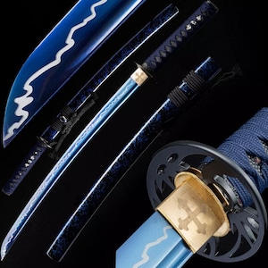 Puede incluir: Vista detallada de una espada katana azul con un diseño de ola blanca en la hoja. El mango está envuelto en un cordón negro, y la guarda es dorada con un diseño de cruz. La vaina es azul oscuro con un patrón texturizado.