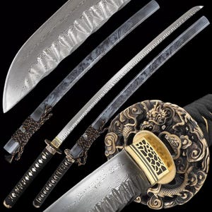 Op de afbeelding: Een assortiment Japanse katana-zwaarden met sierlijke handvatten en decoratieve bladen. De bladen hebben een uniek patroonontwerp en de handvatten zijn met koord omwikkeld. De zwaardbeschermer heeft een drakenontwerp.
