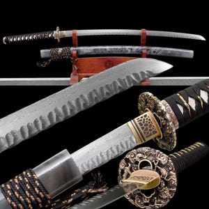 Op de afbeelding: Een assortiment Japanse katana-zwaarden. De bladen hebben ingewikkelde patronen en worden tentoongesteld op een houten standaard. De handvatten zijn gewikkeld in zwart en goudkleurig koord, met sierlijke metalen beschermers. De bladen zijn ongeveer 76 cm lang.