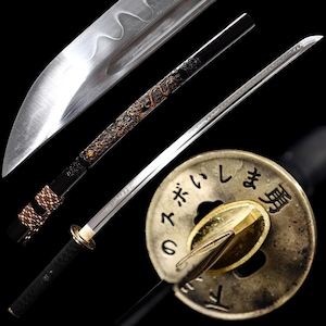 Könnte beinhalten: Detaillierte Abbildung eines Katana-Schwertes. Die Klinge ist silberfarben, der Griff schwarz mit einem Drachendesign. Der runde Handschutz zeigt japanische Schriftzeichen. Der Griff ist mit braunem Kordel umwickelt. Gesamtlänge ca. 100 cm.