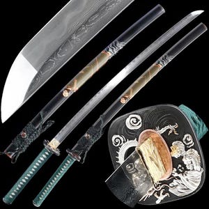 Op de afbeelding: Een assortiment Japanse zwaarden, waaronder een katana en een wakizashi, met ingewikkelde ontwerpen. De bladen hebben een zilveren afwerking en de handvatten zijn omwikkeld met groene en zwarte koorden. De scheden hebben gedetailleerde kunstwerken.