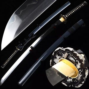 Op de afbeelding: Een assortiment Japanse katana-zwaarden met gepolijste stalen bladen en zwarte handvatten. De zwaarden hebben ingewikkelde details op de handvatten en scheden, met een focus op vakmanschap en design. De bladen zijn scherp en reflecterend.