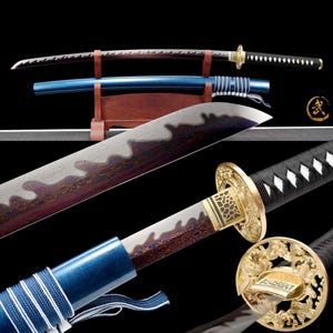 Op de afbeelding: De afbeelding toont drie Japanse katana-zwaarden. Het bovenste zwaard is zwart met een gouden handvat, het middelste zwaard is blauw en het onderste zwaard heeft een gedetailleerd lemmet met een gouden handvat en zwarte greep. De zwaarden worden tegen een zwarte achtergrond getoond.