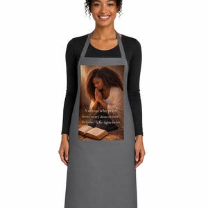 Biddende vrouw schort | Inspirerend bijbelvers, religieus keukenschort