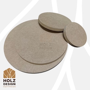 Könnte beinhalten: Eine Sammlung von vier unfertigen, runden Holzscheiben in verschiedenen Größen. Die Scheiben sind hellbraun und scheinen aus Spanplatten oder ähnlichem Material zu bestehen. Das Logo "HOLZ DESIGN HOFFMANN" ist sichtbar.