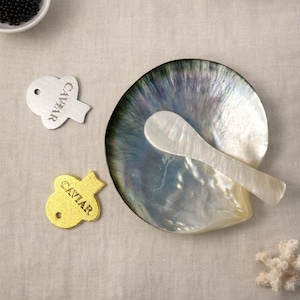 Könnte beinhalten: Eine weiße Keramik-Tasse mit schwarzem Henkel und dem Text "But First, Coffee" in fetter, schwarzer Schrift. Die Tasse steht vor einem neutralen Hintergrund, der ihr schlichtes Design hervorhebt.