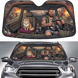 Puede incluir: Parasol de coche con una ilustración de dibujos animados de un hombre conduciendo un coche con un gato en el asiento del pasajero. El fondo representa una escena postapocalíptica con explosiones y zombis. El interior del coche está detallado con armas y suministros.