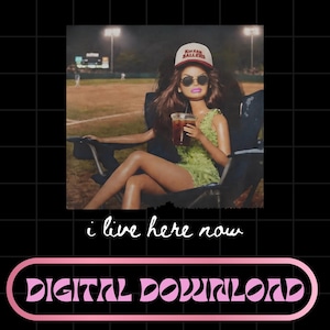 PNG retro "Vivo aquí ahora", PNG divertido de muñeco meme bebiendo café helado, PNG de mamá beisbolera, PNG con estética vintage de los 90 para el día del partido, descarga digital