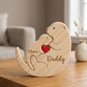 Personlig träfigur av utterfamilj, anpassad fars dag-present från son dotter, födelsedagspresent till nyblivna pappan, bordsdekor till barnrummet