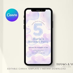 Op de afbeelding: Een smartphone toont een uitnodiging voor een verjaardagsfeestje. Het ontwerp bevat een groot getal 5, de tekst "Maria's Birthday Party" en evenementdetails. De uitnodiging heeft een zacht pastelkleurenschema met bel-achtige vormen.