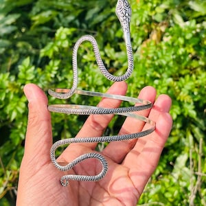 Bracelete de braço em forma de cobra, feito à mão em latão maciço.