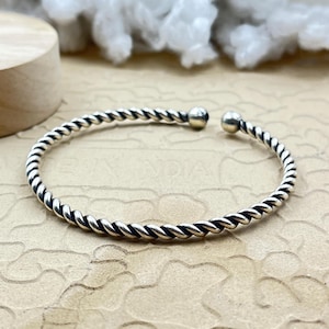 Armband med tvinnad kabelmanschett i 925 sterlingsilver • Armband med oxiderat rep • Minimalistiskt unisex-smycke