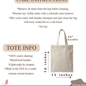 Puede incluir: Un bolso tote beige con un asa de 51 cm. La bolsa mide 41 cm de alto y 38 cm de ancho, hecha de 100% algod&oacute;n con asas reforzadas. La imagen incluye instrucciones de cuidado e informaci&oacute;n sobre el bolso.