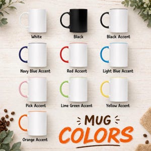 Puede incluir: Una colecci&oacute;n de tazas de cer&aacute;mica blancas con varios colores de acento, incluyendo negro, azul marino, rojo, azul claro, rosa, verde lima, amarillo y naranja. El texto "MUG COLORS" se muestra en naranja.