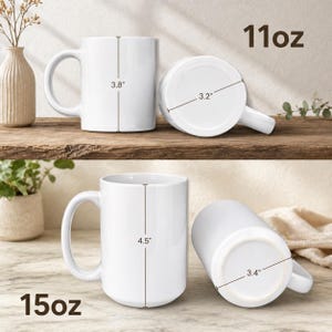 Puede incluir: Se muestran dos tazas de cer&aacute;mica blancas, una de 11 oz y otra de 15 oz. La taza de 11 oz mide 9,65 cm de alto y 8,13 cm de di&aacute;metro. La taza de 15 oz mide 11,43 cm de alto y 8,64 cm de di&aacute;metro. Ambas tazas tienen un asa.
