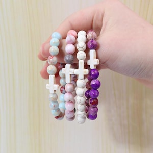 Armband mit Natursteinperlen und Kreuzmotiv, religiöses Geschenk zum Schulanfang für Mädchen
