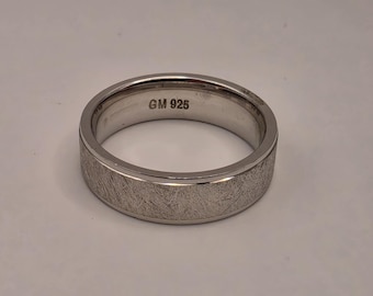 Anello a fascia larga in argento sterling spazzolato, bordo a gradini con finitura opaca, 925, taglia 8