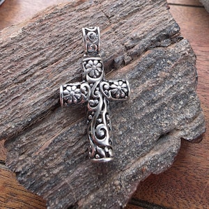 Pendentif croix florale en argent sterling — Croix oxydée de 5 cm — Argent 925 7 g — Style balinais, collier croix bohème, cadeau religieux