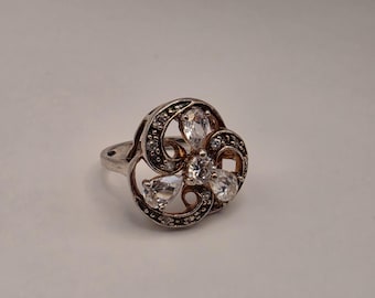 Anello in argento sterling 925 con motivo floreale a volute e zirconi, traforato con taglio a pera, misura 6.