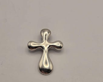 Ciondolo a croce bombata in argento sterling 925, con superficie liscia e arrotondata.