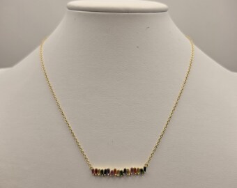 Collana con barretta arcobaleno in argento sterling placcato oro, con zirconi cubici multicolore a baguette in argento 925
