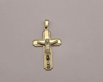 Ciondolo a crocifisso in argento sterling placcato oro, croce con bordo stratificato e corpo 925