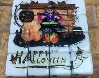 Juego de dados de plástico con temática de Halloween, ideal como regalo festivo.