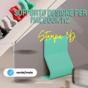 Può includere: Supporto per MacBook M2 stampato in 3D di colore verde acqua. Il testo "SUPPORTO DESIGN PER MACBOOK M2" e "Stampa 3D" sono visibili. Sono presenti anche supporti aggiuntivi in rosso, verde acqua, bianco e nero. È presente anche il testo "verde/mela".