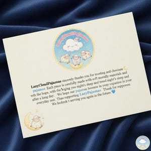 Peut inclure: Une carte cr&egrave;me avec le texte "LazyCloudPajamas" et un logo repr&eacute;sentant un nuage souriant et des moutons. La carte est sur un fond de tissu bleu fonc&eacute;. Le texte remercie le client et mentionne les pyjamas.