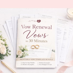 Peut inclure: Un livre intitulé "Vow Renewal Vows in 30 Minutes" avec des alliances dorées, entouré de papiers blancs. Un bouquet de roses blanches, un stylo doré et une bougie allumée sont également présents.