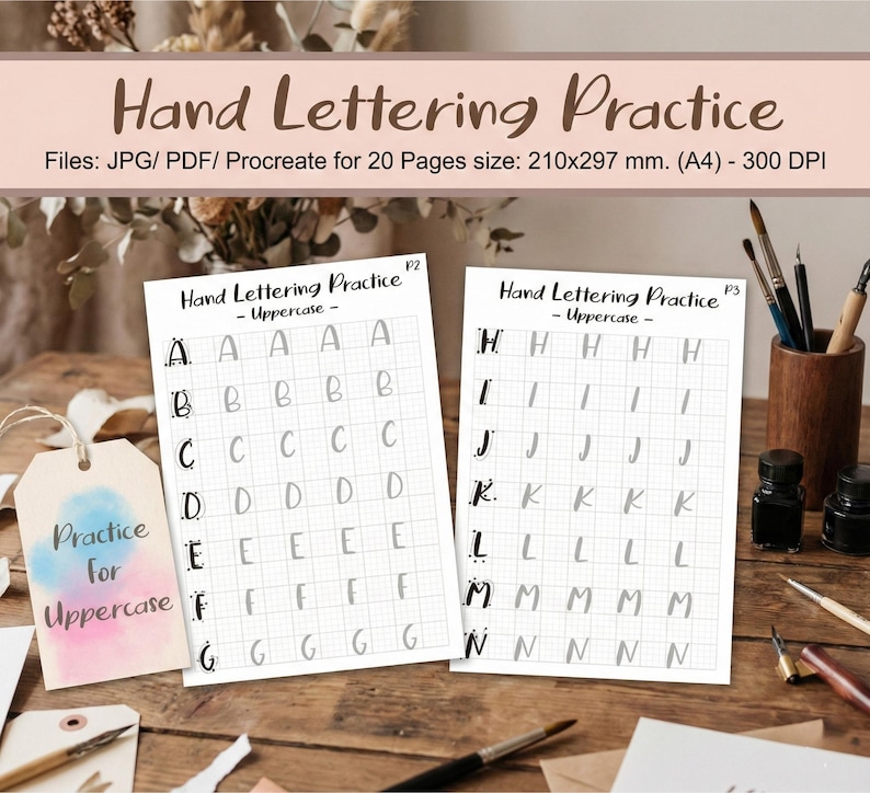 K&ouml;nnte beinhalten: Zwei Bl&auml;tter mit &Uuml;bungsbl&auml;ttern f&uuml;r Handschrift mit Gro&szlig;buchstaben, ein Etikett mit der Aufschrift "Practice for Uppercase" und Kalligraphie-Zubeh&ouml;r. Das Papier ist kariert und tr&auml;gt den Text "Hand Lettering Practice - Uppercase".