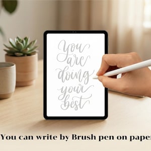 K&ouml;nnte beinhalten: Eine wei&szlig;e Keramik-Tasse mit schwarzem Henkel und dem Text "But First, Coffee" in handschriftlichem Stil. Die Tasse steht auf einer wei&szlig;en Oberfl&auml;che. Die Tasse ist etwa 10 cm hoch.