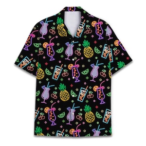 Può includere: Camicia nera a maniche corte con una vivace stampa all-over di cocktail al neon, ananas, ciliegie e fette di lime. Il design presenta una varietà di bevande colorate con cannucce, su uno sfondo di piccole stelle.