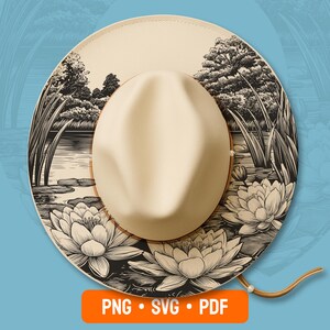 Puede incluir: Un sombrero color crema con ala ancha, con una ilustración en blanco y negro de un estanque con nenúfares y árboles. El sombrero tiene una corona beige y una correa de barbilla marrón. El texto "PNG • SVG • PDF" está en la esquina inferior derecha.
